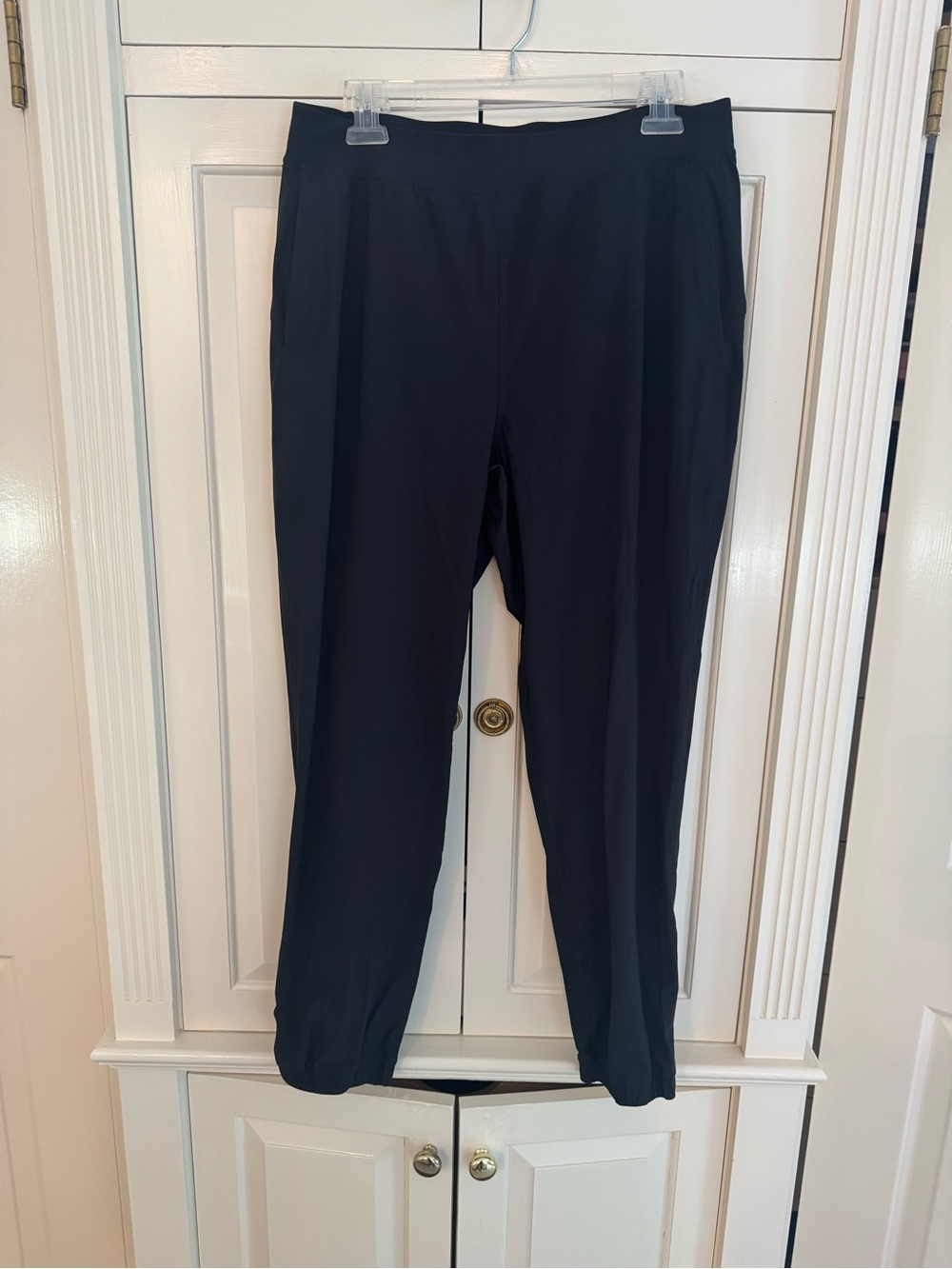 women’s lululemon black light weight joggers Black with zippers at ankles